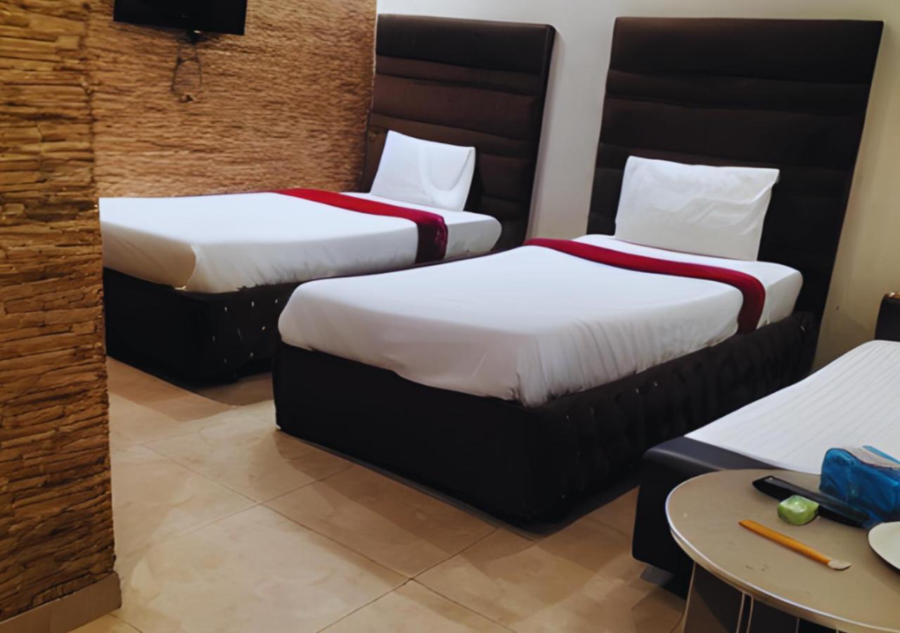 Hotel Day In Emporium Лахор Экстерьер фото